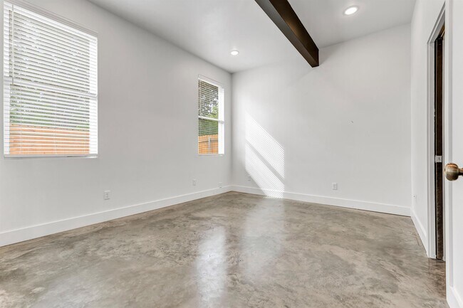 Building Photo - 213 Lynn Dr