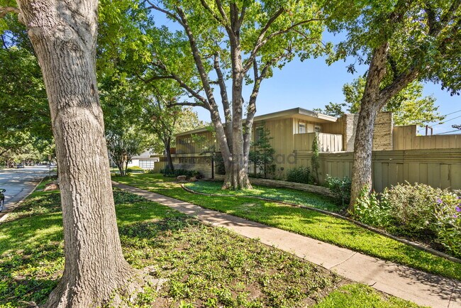 Building Photo - 701 Monticello Dr