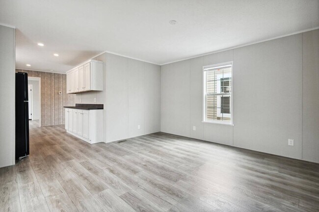 Building Photo - 10 Parkview Dr