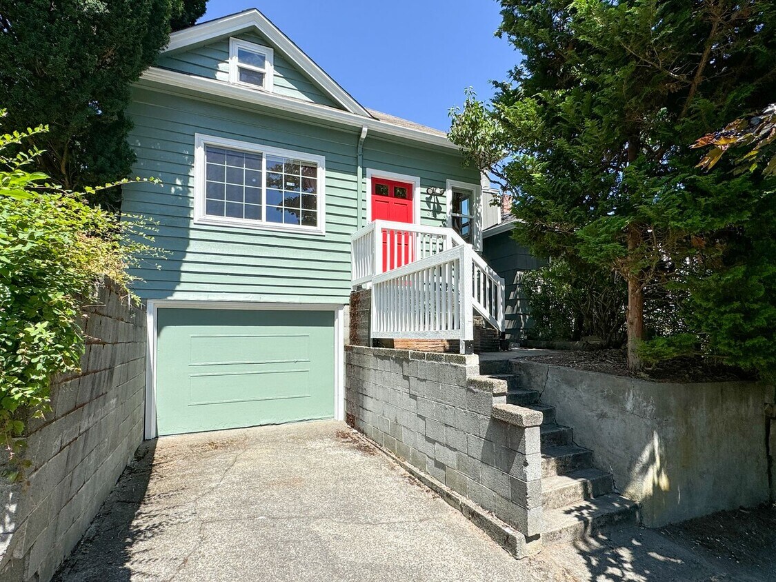 Primary Photo - Beautifully Updated Phinney Ridge 2bd/2bth...
