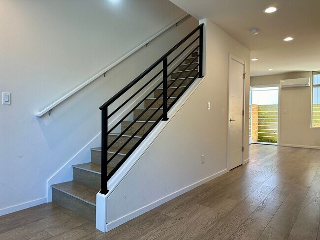 Foto del edificio - Beautiful 2 bed/2 Bath Townhouse w Rooftop...