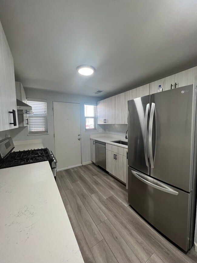 Foto del edificio - Beautifully Renovated 2 bedroom in Aurora! Right on the park and close to Stanley Marketplace!