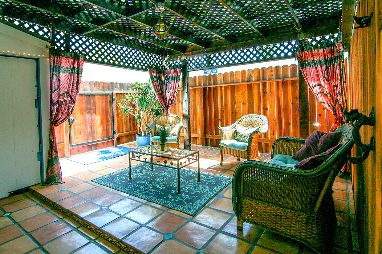 Cabana Room with Moroccan Lamp, Shed (left) for extra storage - 12 S Venice Blvd