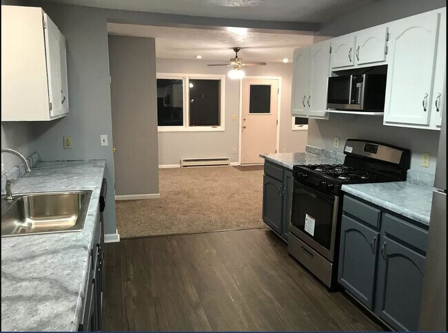Building Photo - Awesome 3 Bedroom!