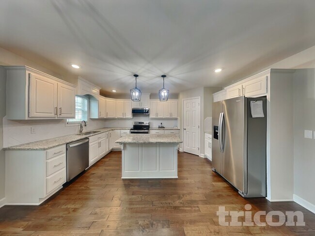 Building Photo - 424 Mya Marie Dr