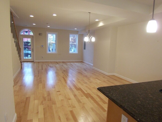 Building Photo - Large 3BR/2.5BA with yard and parking H St...
