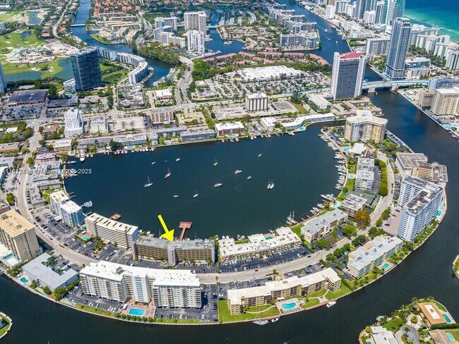 Foto del edificio - 400 Golden Isles Dr