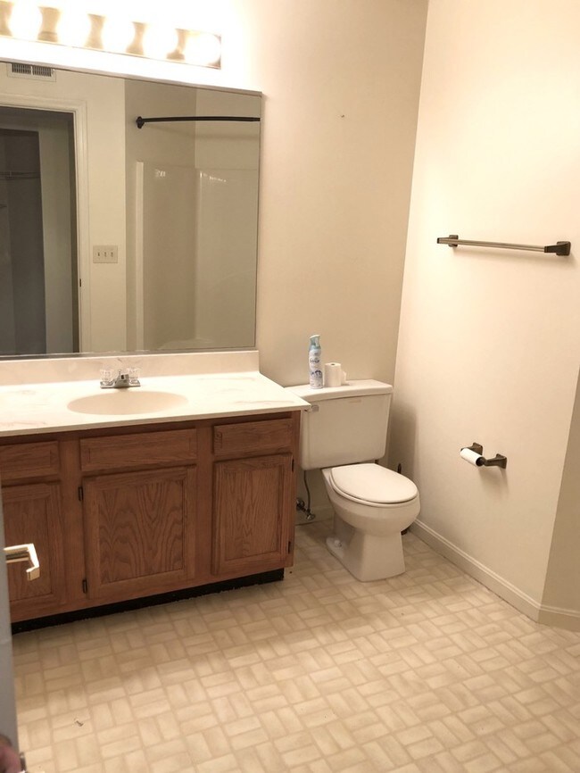 Building Photo - Open Floor Plan 2 Bed 2 Bath Condo!