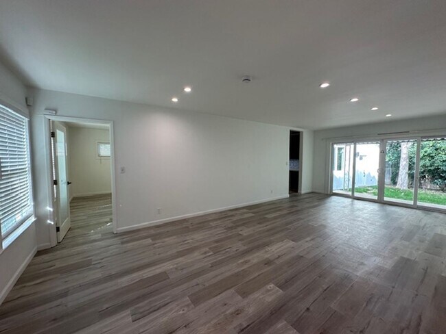 Foto del edificio - Completely remodeled and located on a quiet tree lines street in a beautiful pocket of Winnetka
