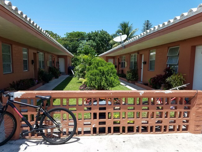 Foto del edificio - 1835-1845 NE 170th St