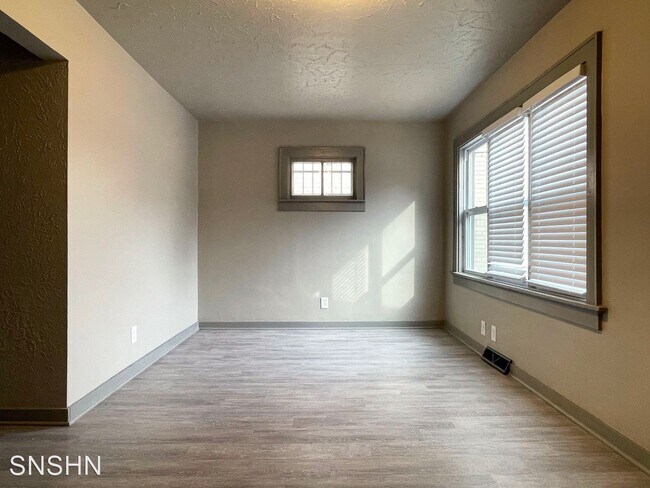 Building Photo - 2 br, 1 bath House - 422 E Locust