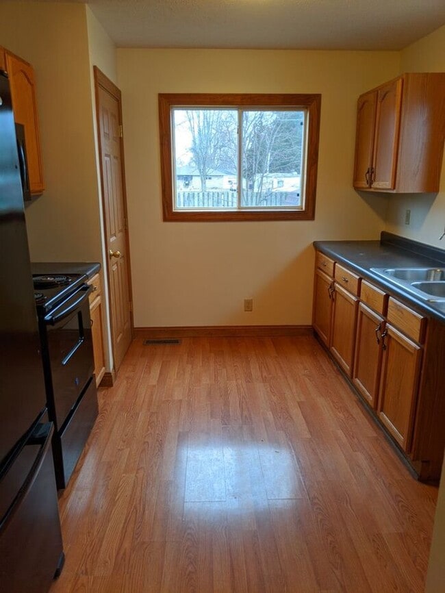 Building Photo - 2 Bedroom 1 Bath Home