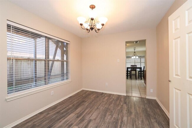 Foto del edificio - 9130 Kirkleigh Ln