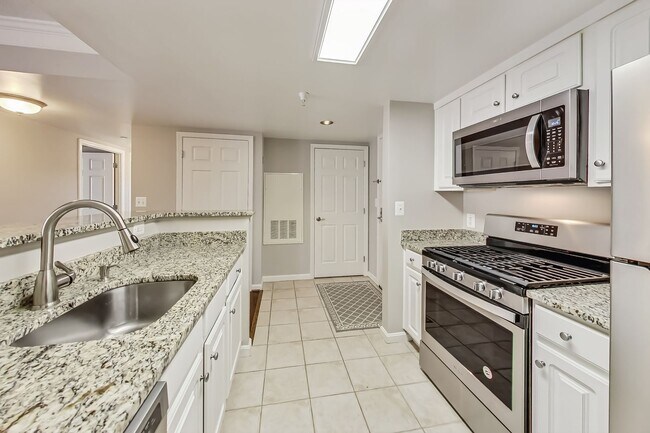 Foto del edificio - Contemporary / Luxury 2 Bed/2 Bath Unit Lo...
