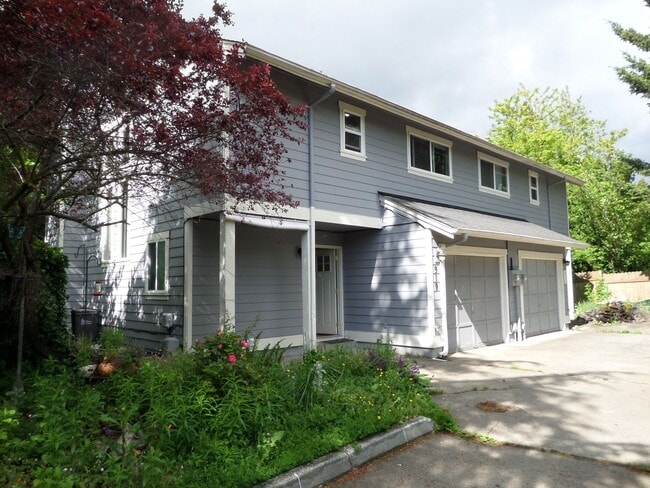 Building Photo - Super Cute 3 Bedroom Duplex with Fenced Ba...