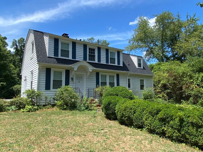 Building Photo - Charming 4bdrm/1.5bth Colonial Located in ...
