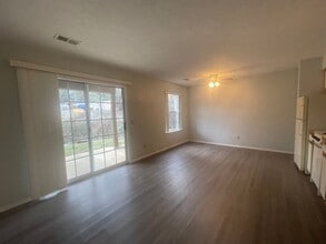 Building Photo - 8 Hunters Cove