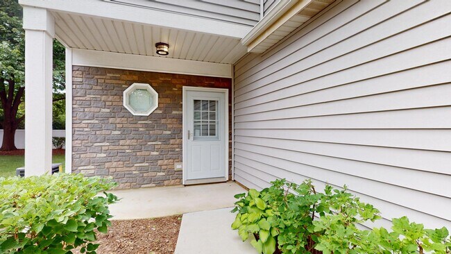 Building Photo - 1237 Cranbrook Dr