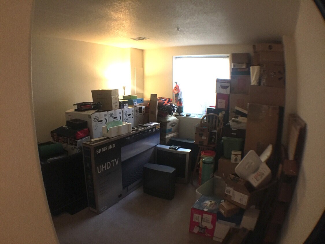 Large basement bedroom - 2850 Kansas Dr Unit D