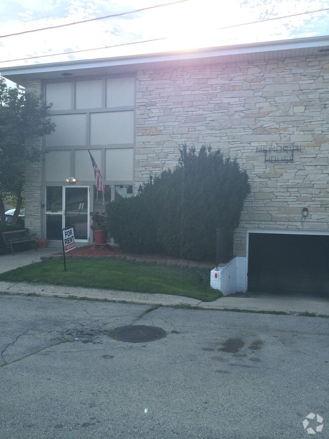 Building Photo - 1204 Memorial Dr