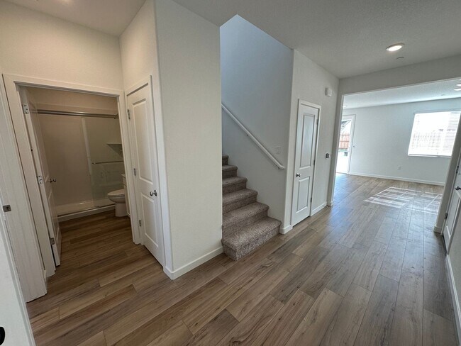 Foto del edificio - Gorgeous 5 bedroom, 3 Bath / Downstairs Bed and Bath
