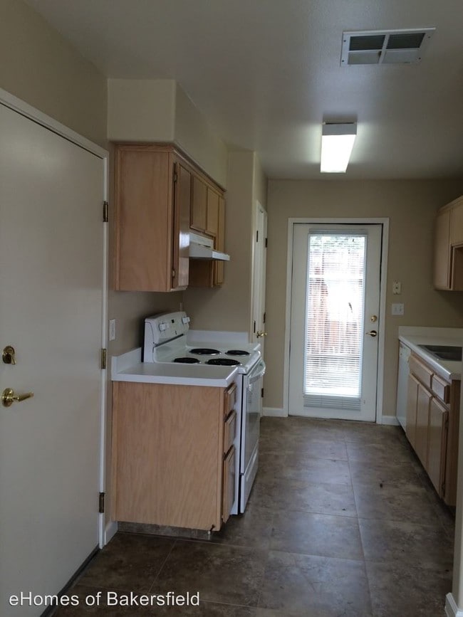 Building Photo - 2801 Brookside Dr