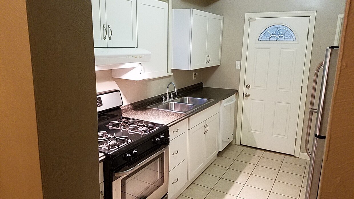 Kitchen - 2828 Sarah St