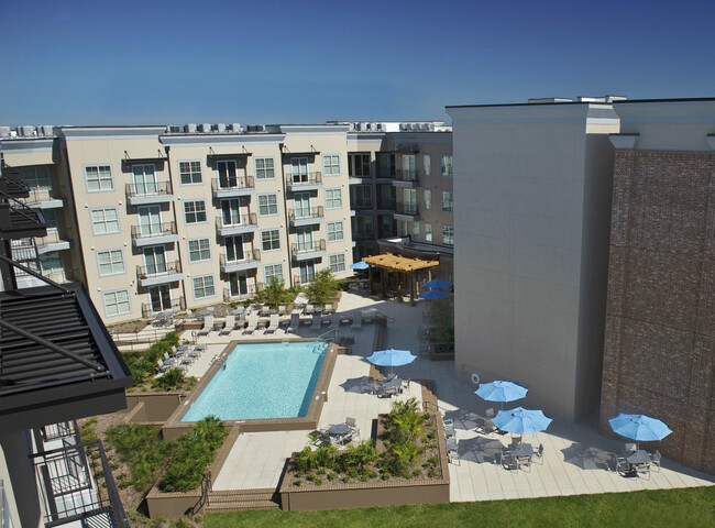 Piscina y solárium en el patio - The Crescent Club