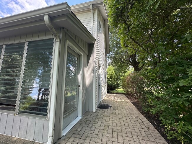 Building Photo - 17N750 Galligan Rd