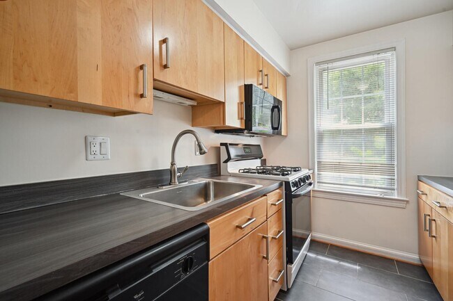 Building Photo - Large, Renovated Apartment Less Than 5 Min...