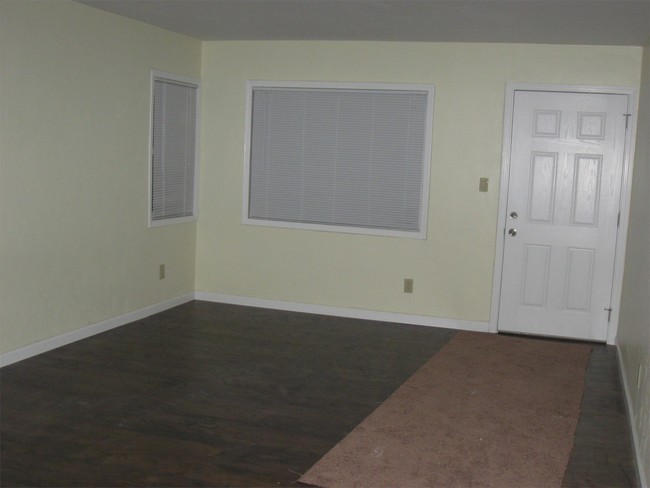 Building Photo - 4913 Cass St