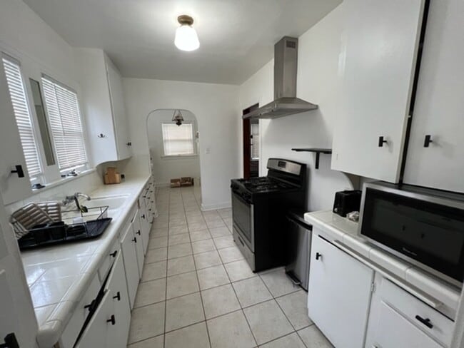 Building Photo - 2 Bedroom-1 Bathroom Single Story Home in ...