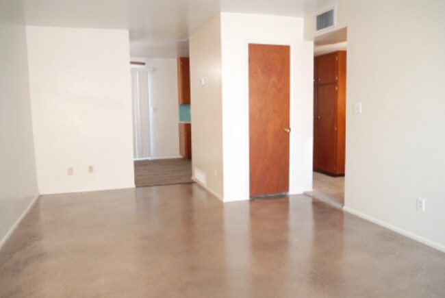 Building Photo - 3017 N Cherry Ave