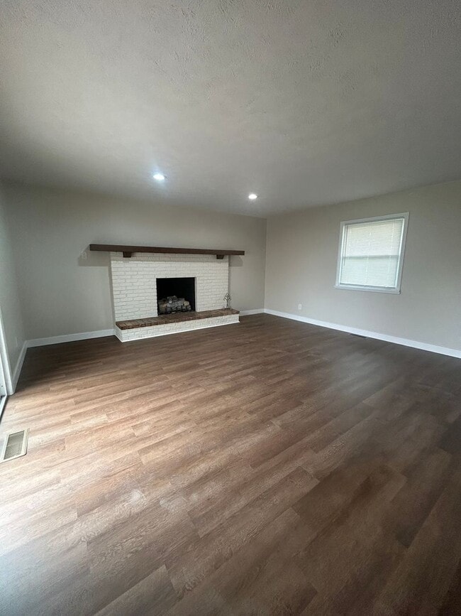 Building Photo - Newly Renovated 3 Bed House w/ 2 Family Rooms