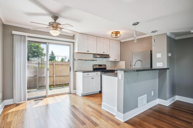 Foto del edificio - 4841 Stoneybrook Blvd