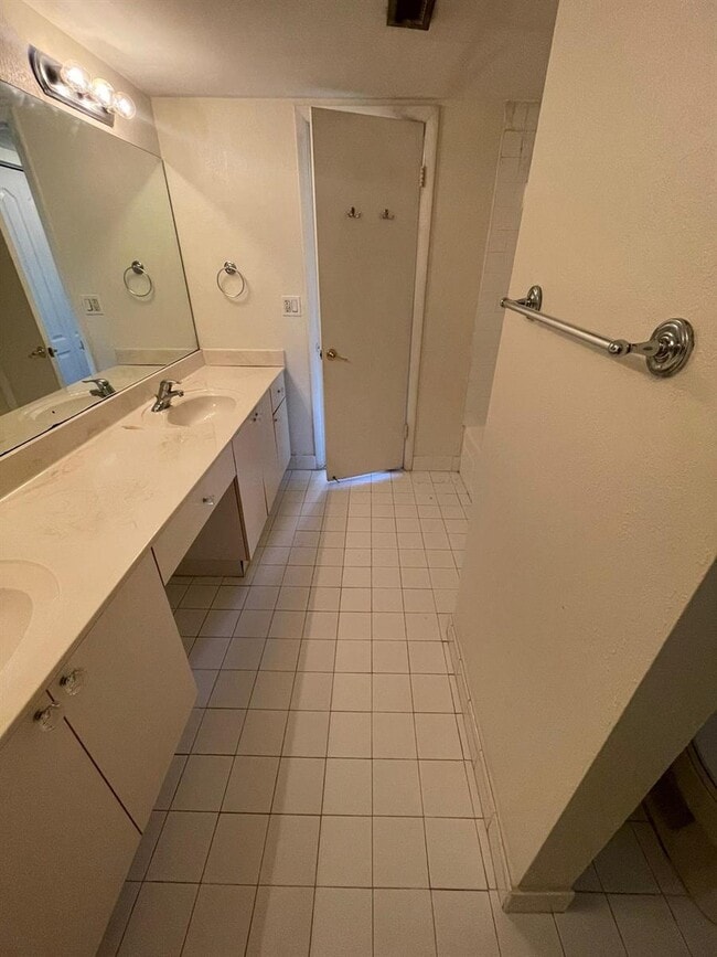 Foto del edificio - 4215 N University Dr