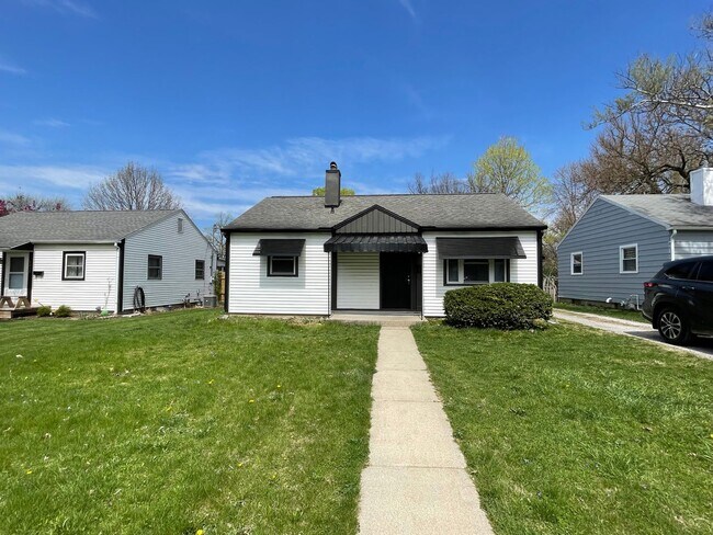 Foto del edificio - 3 Bedroom House with Detached Garage