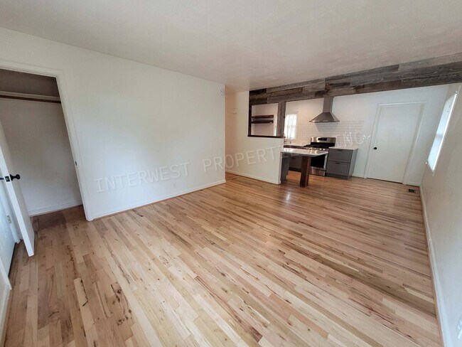 Foto del edificio - Beautiful 3 bdrm Home w/ a remodeled kitchen, stainless appliances, deck, yard and more!!!