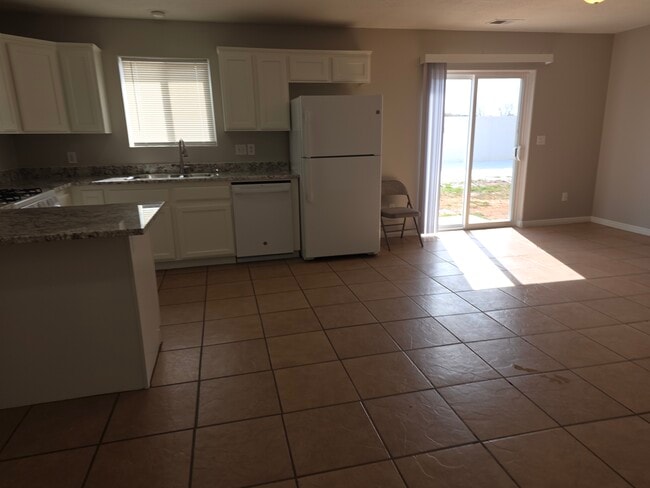 Building Photo - 645 1225 N