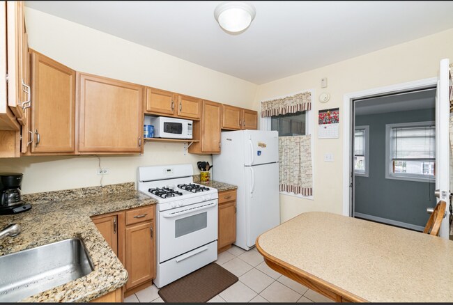 Kitchen with granite countertop - 5909 W Leland Ave