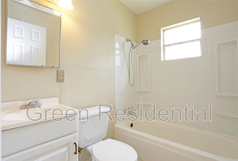 Primary Photo - 2460 W Shane St