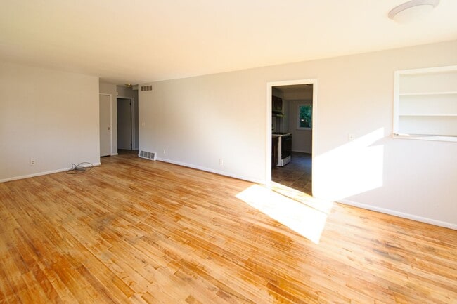 Building Photo - White Oak - Charming 3bed ranch w fenced yard and garage