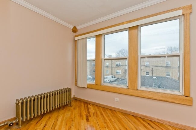 Building Photo - 3 bedroom in Chicago IL 60645