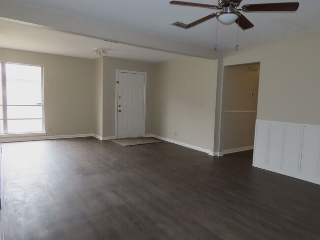 Foto del edificio - Spacious 3 Bedroom 2 Bathroom Home with LARGE Backyard!