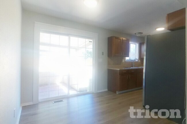 Foto del edificio - 2286 Farnsworth Dr