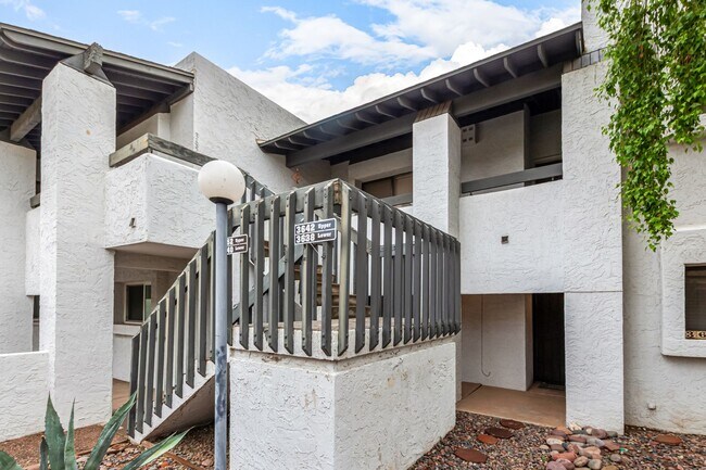 Foto del edificio - Stunning Fully Renovated 2-Bed, 2-Bath Condo in Scottsdale 1/2 month FREE