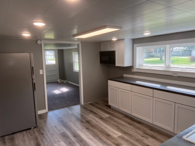 Kitchen custom counters - 325 W Clay St