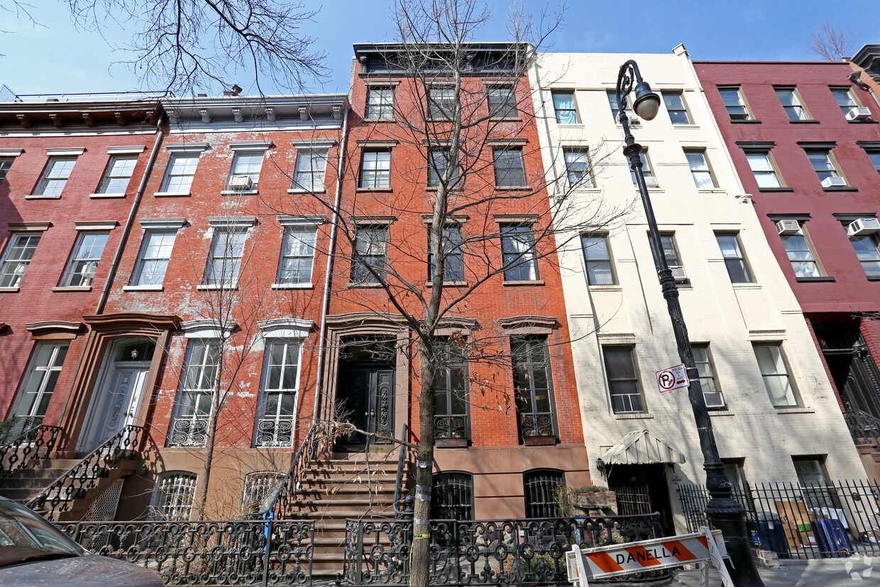Building Photo - 23 Bank St