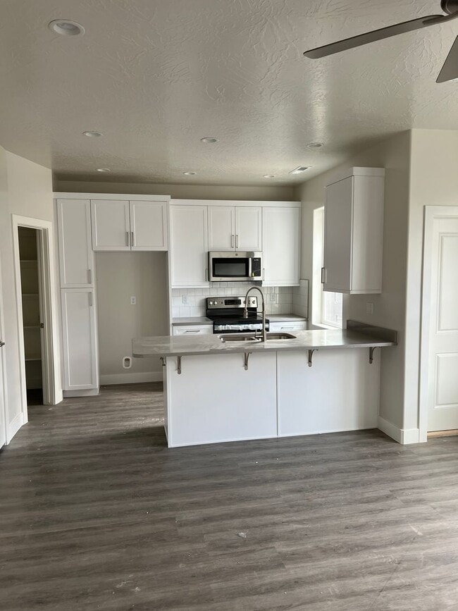Building Photo - Beautiful Townhome in Washington!