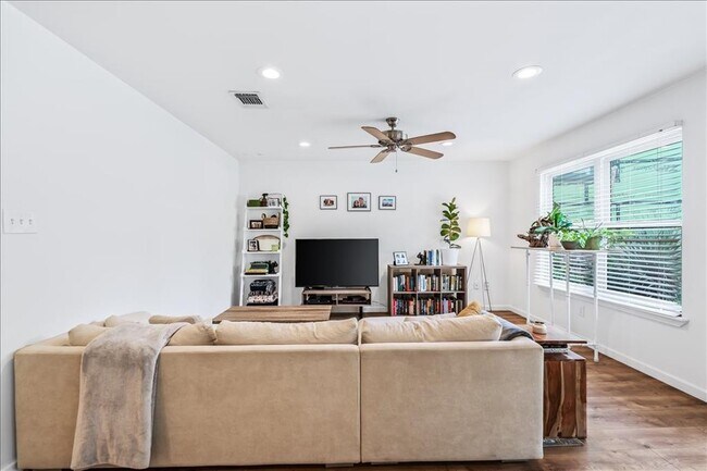 Building Photo - 4607 Goliad Ln
